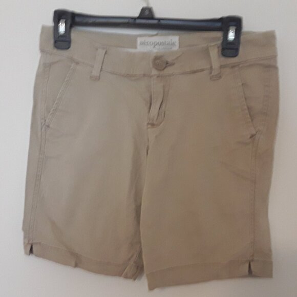 Aeropostale Stretch ladies size 3/4 khaki shorts w/2 front, e back pockets, - Picture 1 of 3